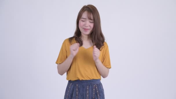 Glücklich junge schöne asiatische Frau präsentiert etwas — Stockvideo