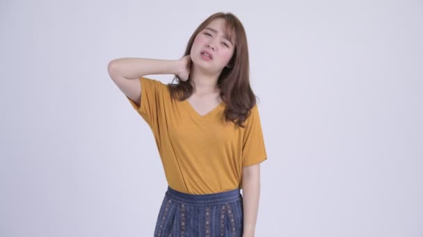 Jonge benadrukt Aziatische vrouw met nekpijn — Stockvideo