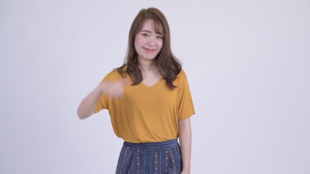 Glad ung vacker asiatisk kvinna med kalla mig gest — Stockvideo