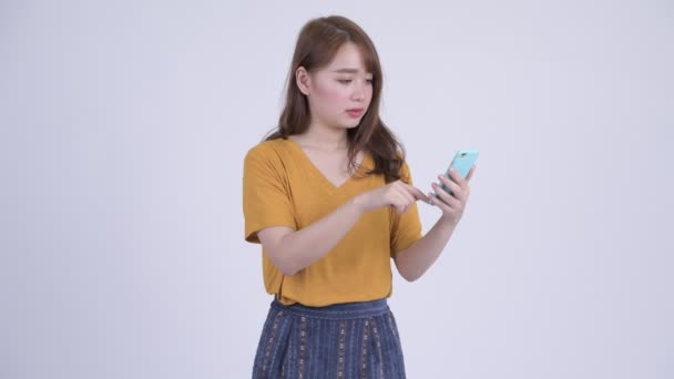 Jeune femme asiatique stressée utilisant le téléphone et obtenir de mauvaises nouvelles — Video