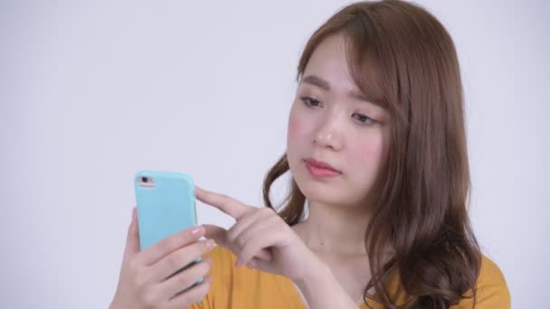 Visage de heureux jeune belle femme asiatique en utilisant le téléphone — Video