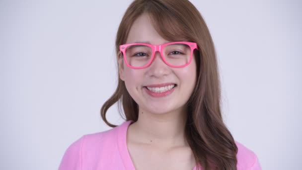 Лицо молодой счастливой азиатской ботанки улыбающейся — стоковое видео
