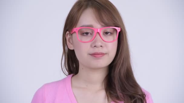 ない頭をうなずく若者の深刻なアジアのオタク女性の顔 — ストック動画