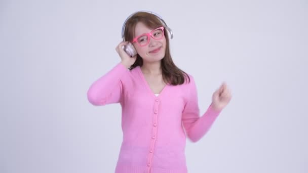 Giovane donna nerd asiatico felice ballare e ascoltare musica — Video Stock