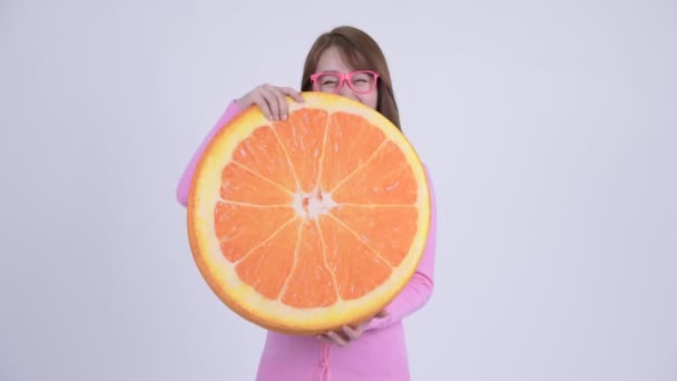 Jeune femme nerd asiatique heureuse avec oreiller orange comme concept sain — Video