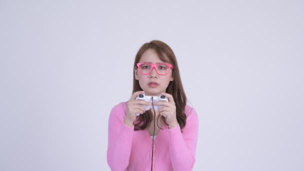 Tvář mladého cílené asijské nerd žena hraní her — Stock video