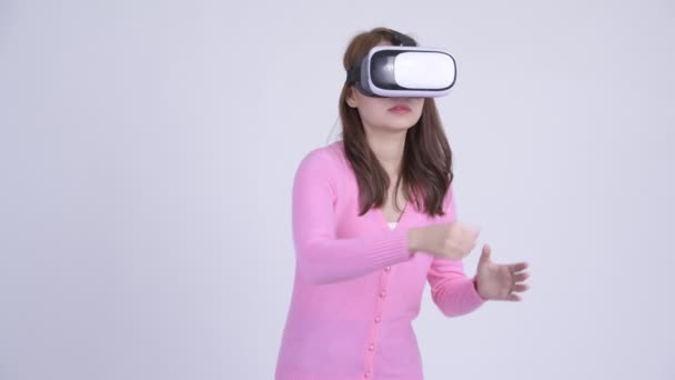 Young beautiful Asian nerd woman using virtual reality headset — Stock Video
