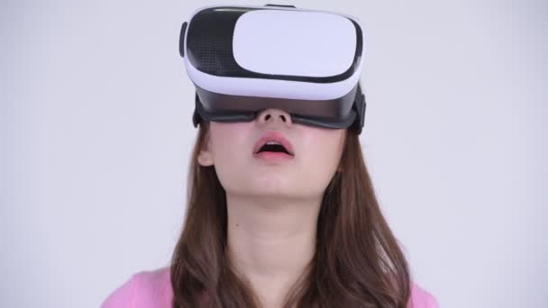 Rosto de jovem feliz ásia nerd mulher usando virtual realidade fone de ouvido — Vídeo de Stock