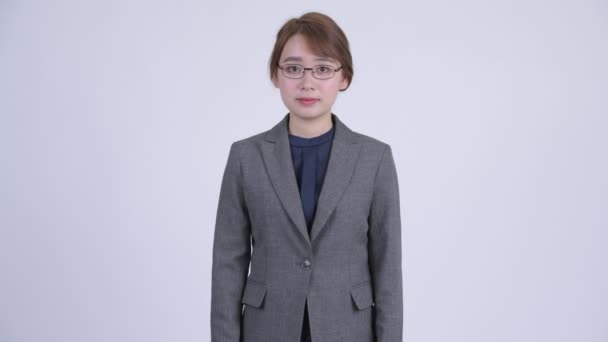 Jeune femme d'affaires asiatique heureuse avec des lunettes souriantes — Video