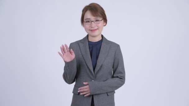 Giovane felice donna d'affari asiatica mano agitando — Video Stock