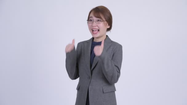Yaşasın vererek sırasında heyecanlı arıyorum genç mutlu Asya iş kadını — Stok video
