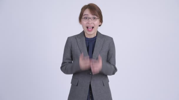 Молодая счастливая азиатская бизнесвумен выглядит удивленной — стоковое видео