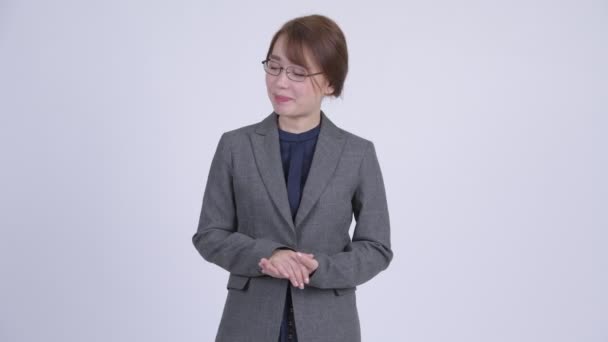 Молодих красивих азіатських бізнес-леді представляючи щось — стокове відео
