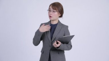 Genç güzel Asya işkadını Pano tutarak konuşuyor