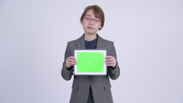 Fiatal boldog ázsiai üzletasszony, gondoltam, miközben mutatja a digitális tábla — Stock videók