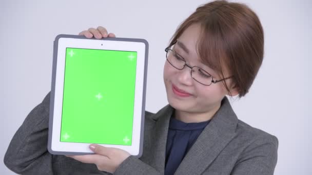 Visage de jeune heureuse femme d'affaires asiatique montrant tablette numérique — Video