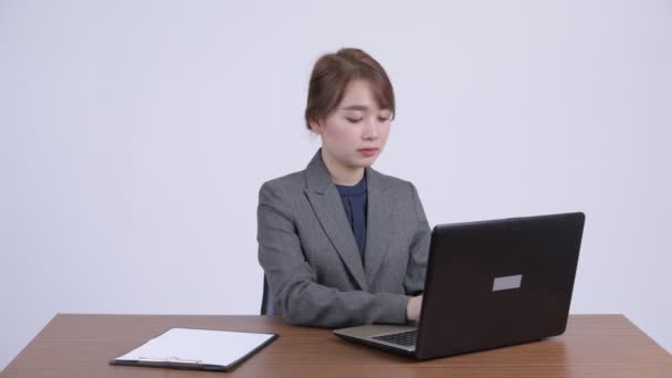 Studioaufnahme Einer Jungen Schönen Asiatischen Geschäftsfrau Die Hinter Einem Schreibtisch — Stockvideo
