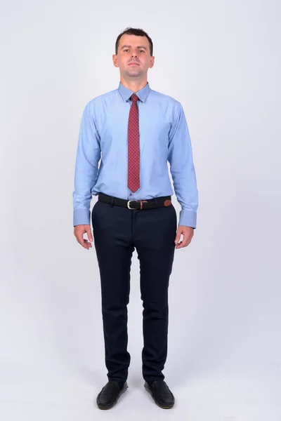 Gömlek ve kravat giyen işadamı tam vücut çekim — Stok fotoğraf