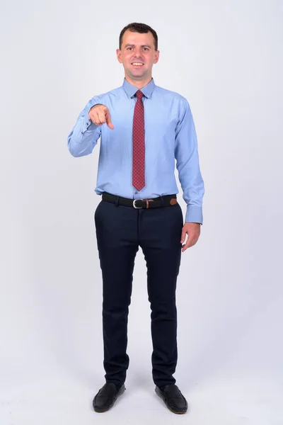 Studioaufnahme Eines Geschäftsmannes Mit Hemd Und Krawatte Vor Weißem Hintergrund — Stockfoto