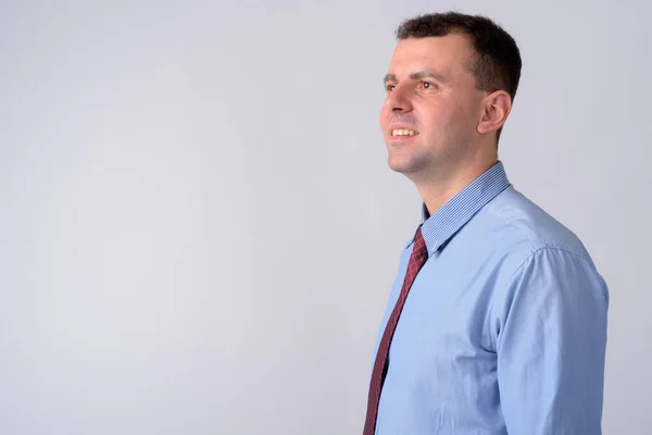 Studioaufnahme Eines Geschäftsmannes Mit Hemd Und Krawatte Vor Weißem Hintergrund — Stockfoto