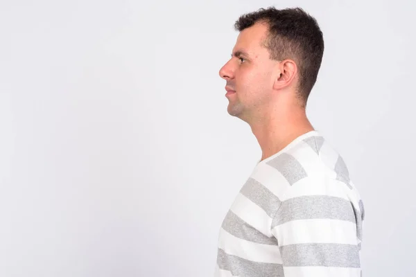 Visão de perfil de close-up do homem contra fundo branco — Fotografia de Stock