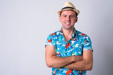 Şapka ile geçti silah hazır tatil için mutlu turist adam portresi