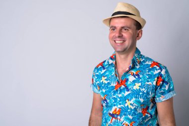 Tatil için hazır düşünme mutlu turist adam portresi