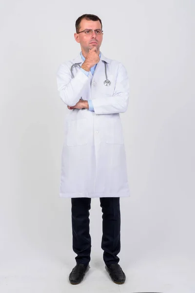 Adam doktor düşünme gözlük ile tüm vücut çekim — Stok fotoğraf