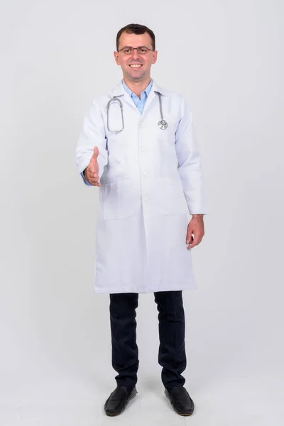 握手を与える眼鏡で幸せな男医師の全身ショット — ストック写真