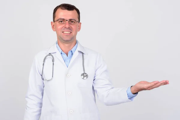 Retrato de médico homem feliz com óculos mostrando algo — Fotografia de Stock