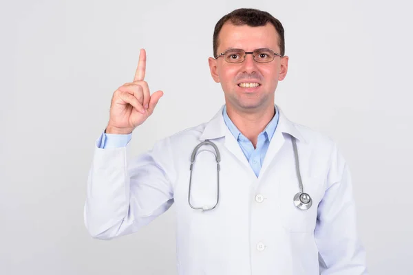 Retrato de médico homem feliz com óculos apontando para cima — Fotografia de Stock