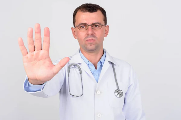 Retrato de homem sério médico mostrando parar gesto — Fotografia de Stock