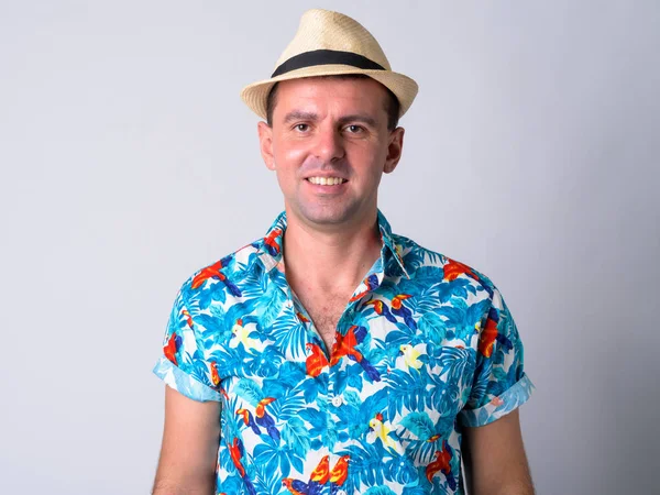 Обличчя щасливого туристичного чоловіка в капелюсі, готового до відпустки — стокове фото