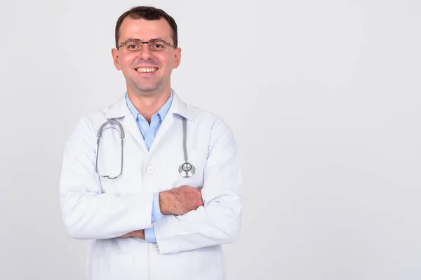 Porträtt av lycklig man läkare leende med armarna korsade Stockfoto