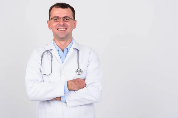 Retrato de homem feliz médico sorrindo com os braços cruzados Fotografia De Stock