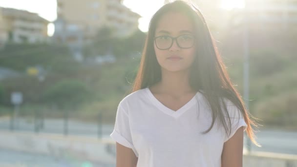 Jovem bela mulher turística asiática sorrindo contra a luz solar na estação ferroviária — Vídeo de Stock