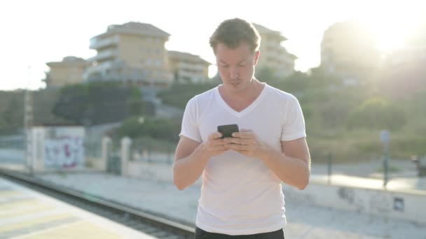 Portret Van Jonge Knappe Toeristische Man Bij Het Station — Stockvideo