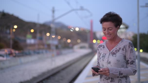 Ώριμη Όμορφη Τουριστική Προσωπογραφία Στο Σταθμό Του Τρένου — Αρχείο Βίντεο