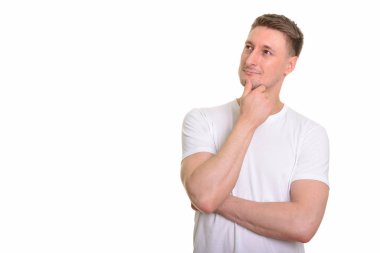 Beyaz arka plan karşı izole yakışıklı beyaz adam