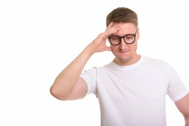 Beyaz arka plan karşı izole yakışıklı beyaz adam