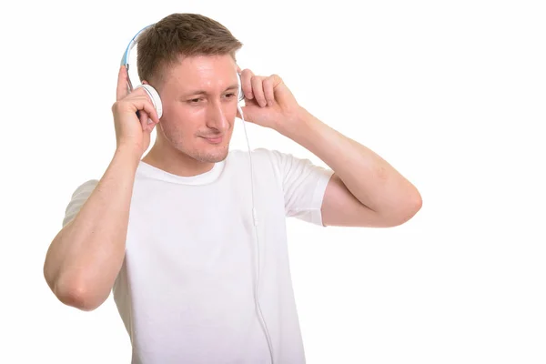 Hombre caucásico guapo aislado sobre fondo blanco — Foto de Stock