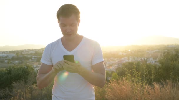 Fiatal jóképű turista ember mosolyogva, miközben figyelembe Selfie a hegyen — Stock videók