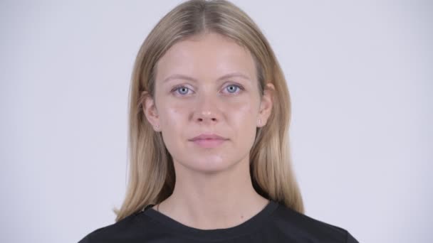 Ansikte av unga vackra blonda kvinnan — Stockvideo
