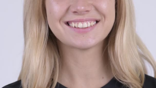 Sourire de jeune belle femme blonde — Video