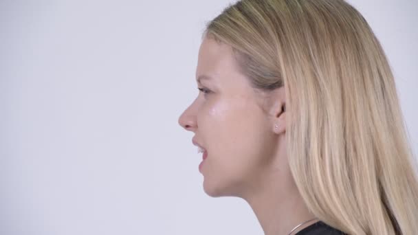 Προβολή προφίλ closeup νεαρή θυμωμένος ξανθιά γυναίκα φωνάζει — Αρχείο Βίντεο