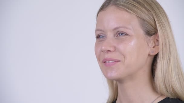 Boldog, fiatal szőke nő beszél arca — Stock videók