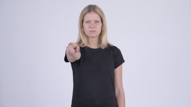 Joven mujer rubia enojada apuntando a la cámara — Vídeo de stock