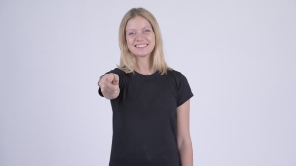 Jonge gelukkig blonde vrouw wijzend op de camera — Stockvideo