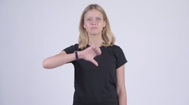 Aşağı Yaşasın vererek üzgün sarışın genç kadın
