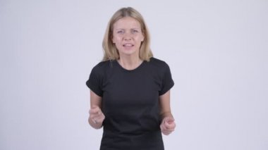 İyi haber alma mutlu sarışın genç kadın